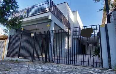 Imagem: A casa possui 3 Dormitórios, 3 Banheiros, 2 Vagas na garagem