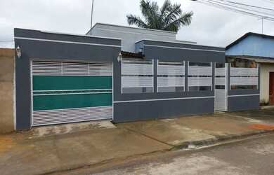 Imagem: A casa possui 2 Dormitórios, 1 Banheiro, 1 Vaga na garagem