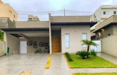 Imagem: A casa possui 3 Dormitórios, 3 Banheiros, 4 Vagas na garagem