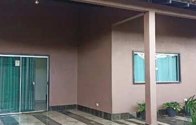 Imagem: A casa possui 3 Dormitórios, 2 Banheiros, 2 Vagas na garagem