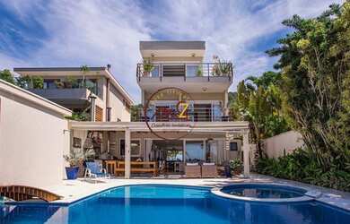 Imagem: A casa possui 5 Dormitórios, 5 Banheiros, 3 Vagas na garagem