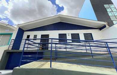 Imagem: O depósito possui 4 Vagas na garagem e 253m² de Área e está