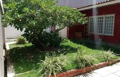 Imagem: A casa possui 3 Dormitórios, 2 Banheiros, 2 Vagas na garagem