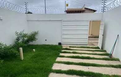 Imagem: A casa possui 2 Dormitórios, 2 Banheiros, 2 Vagas na garagem