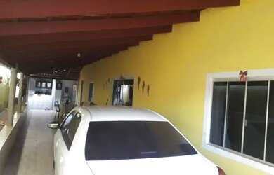 Imagem: A casa possui 4 Dormitórios, 3 Banheiros, 2 Vagas na garagem