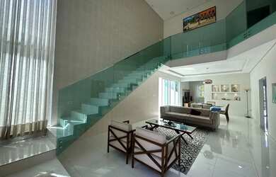 Imagem: A casa possui 4 Dormitórios, 4 Banheiros, 2 Vagas na garagem