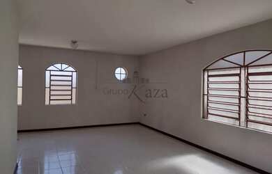 Imagem: A casa possui 3 Dormitórios, 1 Banheiro, 2 Vagas na garagem