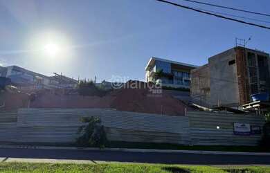 Imagem: O terreno possui 581m² de Área, Imóvel novo e está localizado