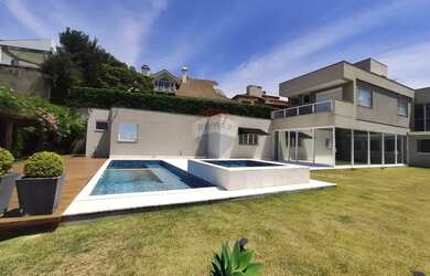 Imagem: A casa possui 5 Dormitórios, 5 Banheiros, 4 Vagas na garagem