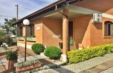 Imagem: A casa possui 3 Dormitórios, 3 Banheiros, 3 Vagas na garagem