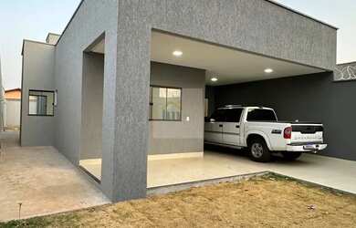 Imagem: A casa possui 3 Dormitórios, 2 Banheiros, 2 Vagas na garagem