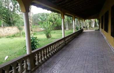 Imagem: A casa possui 3 Dormitórios, 2 Banheiros, 4 Vagas na garagem