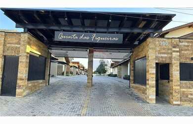 Imagem: A casa em condomínio para alugar possui 3 Dormitórios, 3 Banheiros