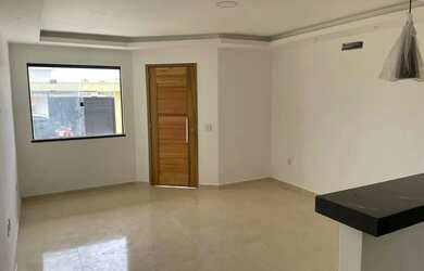 Imagem: A casa possui 2 Dormitórios, 2 Banheiros, 2 Vagas na garagem