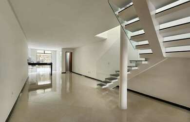 Imagem: A casa à venda possui 3 Dormitórios, 4 Banheiros, 2 Vagas