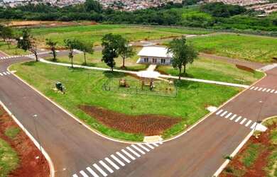 Imagem: O terreno possui 490m² de Área, Imóvel novo e está localizado