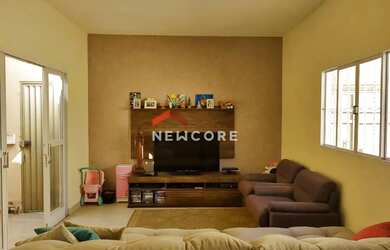 Imagem: A casa possui 2 Dormitórios, 2 Banheiros, 4 Vagas na garagem