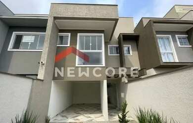 Imagem: A casa possui 3 Dormitórios, 3 Banheiros, 2 Vagas na garagem