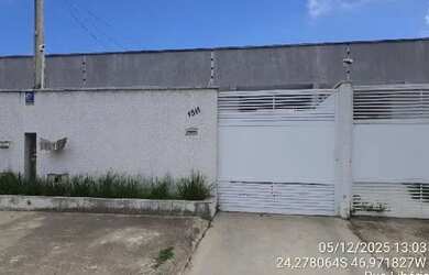 Imagem: A casa possui 3 Dormitórios, 2 Banheiros, 1 Vaga na garagem