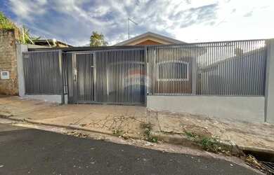 Imagem: A casa possui 3 Dormitórios, 2 Banheiros, 3 Vagas na garagem