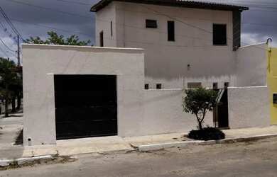 Imagem: A casa possui 2 Dormitórios, 2 Banheiros, 1 Vaga na garagem