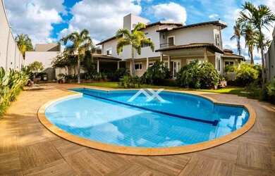 Imagem: A casa em condomínio possui 4 Dormitórios, 5 Banheiros e 412m²