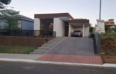 Imagem: A casa em condomínio possui 4 Dormitórios, 4 Banheiros, 4