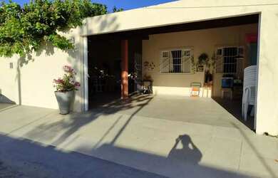 Imagem: A casa possui 3 Dormitórios, 3 Banheiros, 2 Vagas na garagem