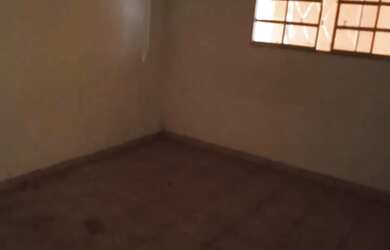 Imagem: A casa possui 1 Dormitório, 1 Banheiro, 305m² de Área e