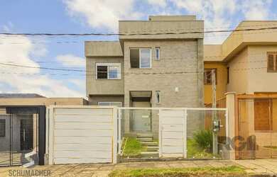 Imagem: A casa possui 3 Dormitórios, 3 Banheiros, 2 Vagas na garagem