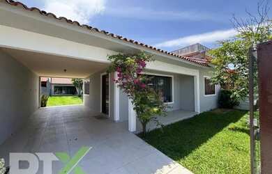 Imagem: A casa possui 5 Dormitórios, 3 Banheiros, 2 Vagas na garagem