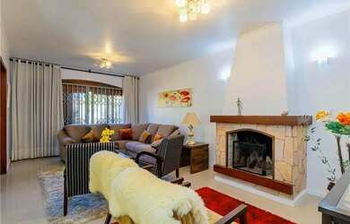 Imagem: A casa possui 4 Dormitórios, 4 Banheiros, 3 Vagas na garagem