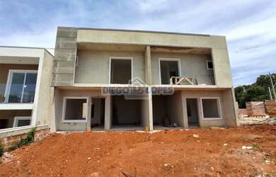 Imagem: A casa possui 3 Dormitórios, 1 Banheiro, 2 Vagas na garagem