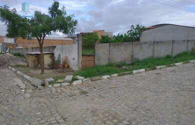 Imagem: O terreno possui 640m² de Área e está localizado em Tomba