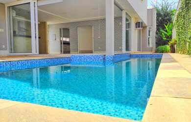 Imagem: A casa possui 3 Dormitórios, 5 Banheiros, 4 Vagas na garagem