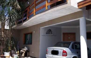 Imagem: A casa possui 4 Dormitórios, 4 Banheiros, 4 Vagas na garagem