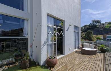 Imagem: A casa possui 4 Dormitórios, 4 Banheiros, 2 Vagas na garagem