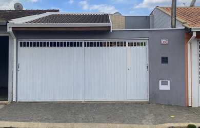 Imagem: A casa possui 2 Dormitórios, 2 Banheiros, 2 Vagas na garagem