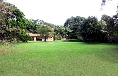 Imagem: A casa possui 4 Dormitórios, 5 Banheiros, 4 Vagas na garagem