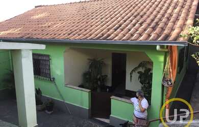 Imagem: A casa possui 3 Dormitórios, 1 Banheiro, 2 Vagas na garagem