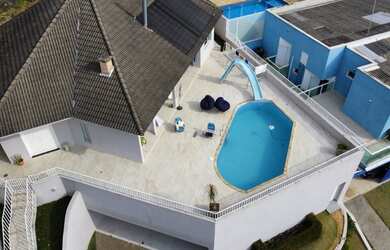 Imagem: A casa em condomínio possui 4 Dormitórios, 4 Banheiros, 4