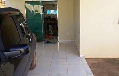 Imagem: A casa possui 3 Dormitórios, 2 Banheiros, 1 Vaga na garagem