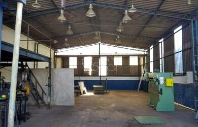 Imagem: O depósito possui 2 Vagas na garagem, 347m² de Área e está