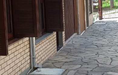 Imagem: A casa possui 3 Dormitórios, 2 Banheiros, 2 Vagas na garagem