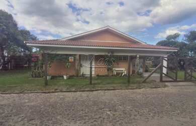 Imagem: A casa possui 3 Dormitórios, 2 Banheiros, 1 Vaga na garagem