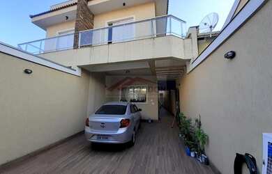 Imagem: A casa possui 3 Dormitórios, 3 Banheiros, 3 Vagas na garagem