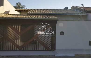 Imagem: A casa possui 3 Dormitórios, 2 Banheiros, 2 Vagas na garagem