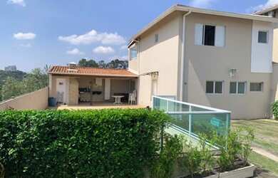 Imagem: A casa possui 3 Dormitórios, 3 Banheiros, 3 Vagas na garagem