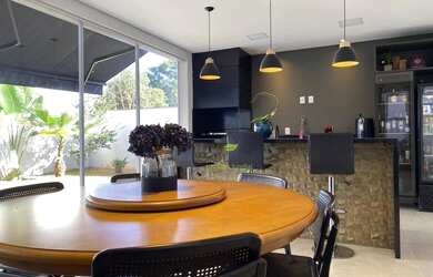 Imagem: A casa em condomínio possui 4 Dormitórios, 5 Banheiros, 5