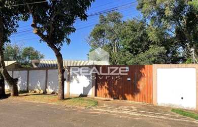 Imagem: A casa possui 3 Dormitórios, 1 Banheiro, 2 Vagas na garagem